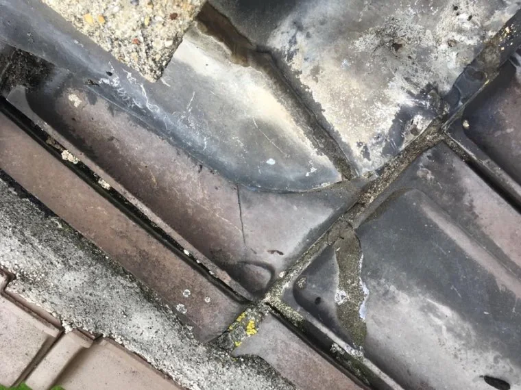 Solin en zinc et étanchéité repris au pied d'une souche de cheminée