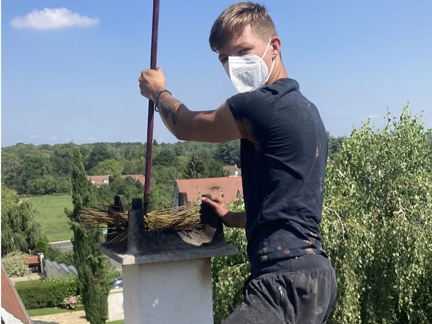 L'artisan Beautour, couvreur, sur un toit de tuiles en Seine-et-Marne